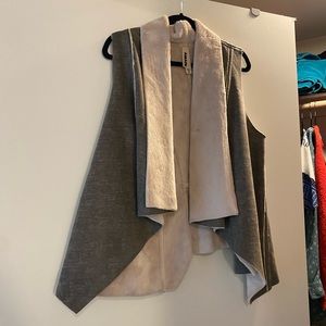 AMADI Women’s faux fur vest